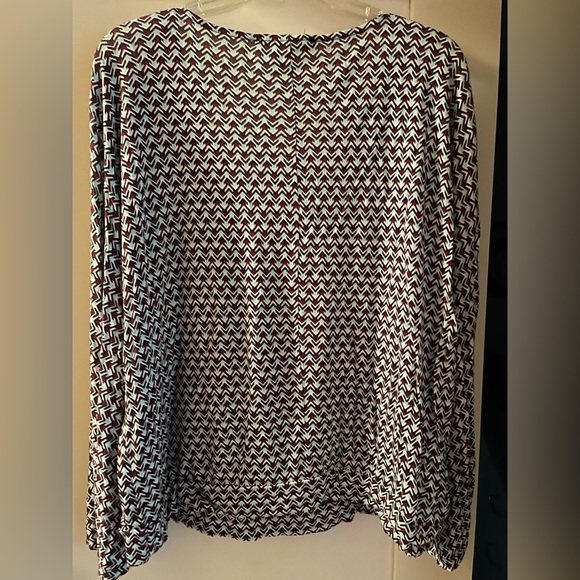 Low V neck multicolor blouse. - Picture 1 of 2